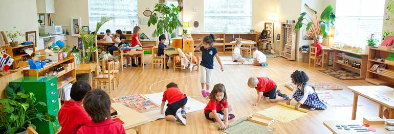 Montessori-Daycare-VS-Traditional-Daycare